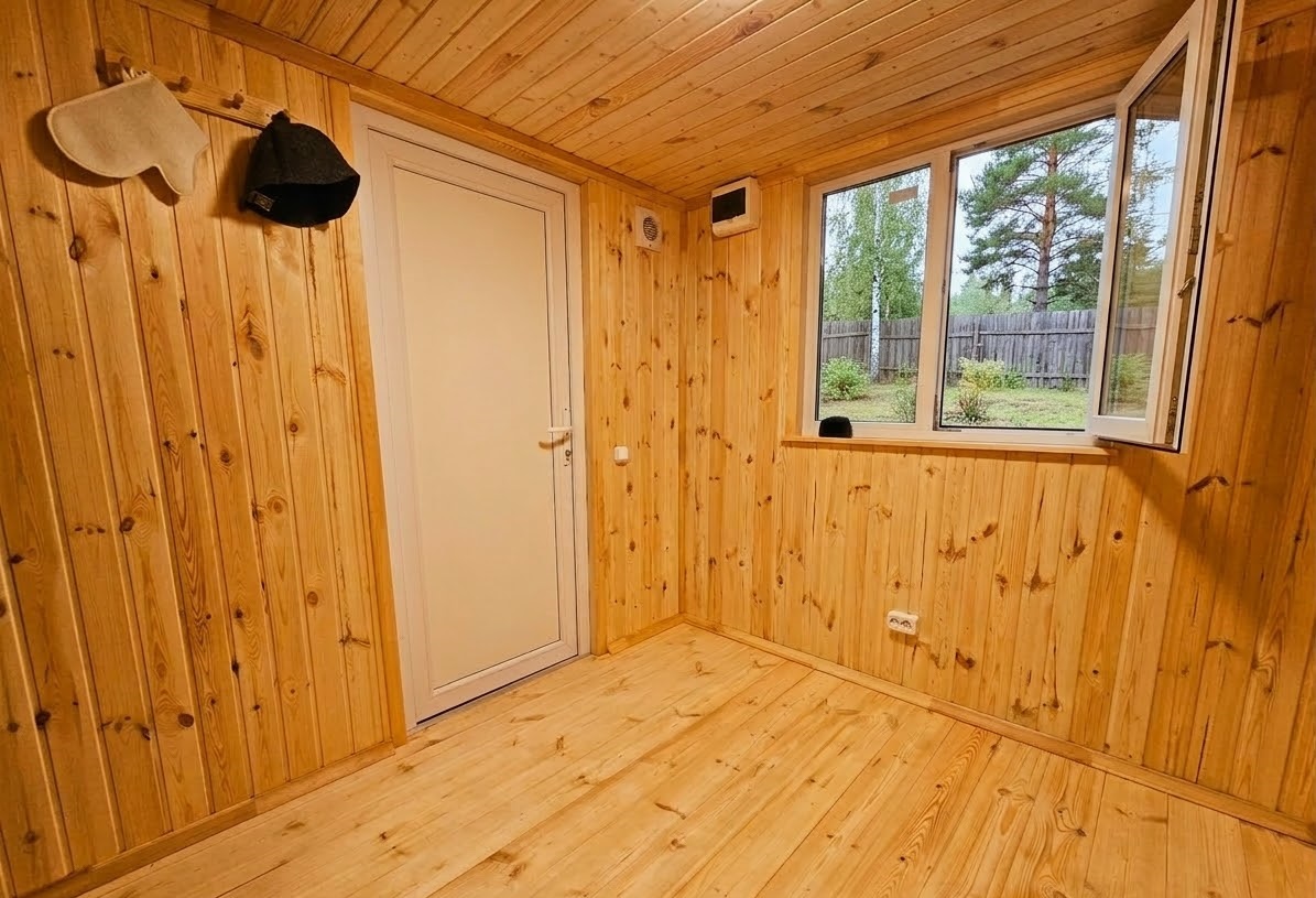 Комната отдыха с большим окном