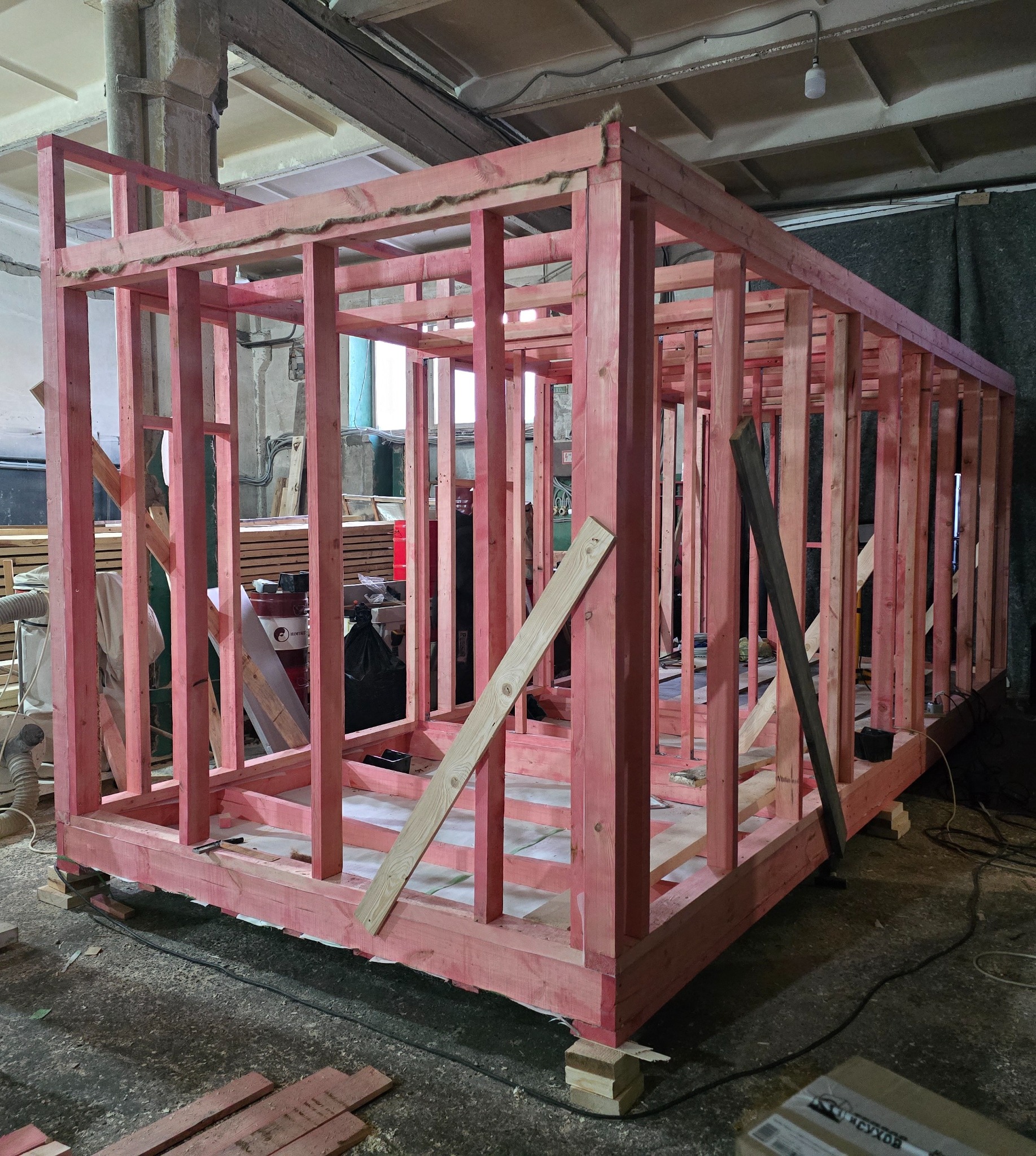 Каркас модульной бани из сухого бруса в цеху